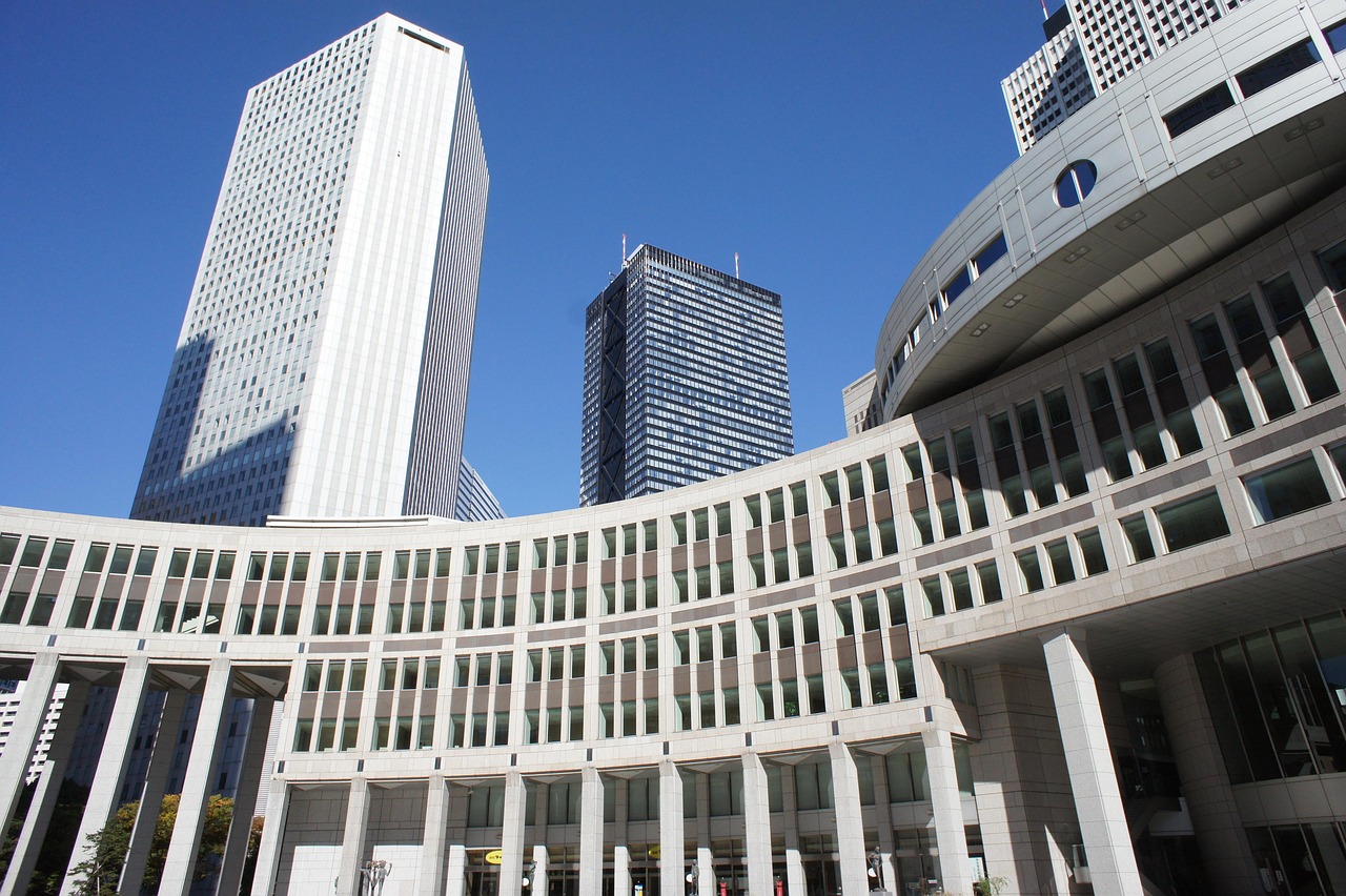 iDeCoとつみたてNISAを併用する場合、どっちを先に始めるべき？